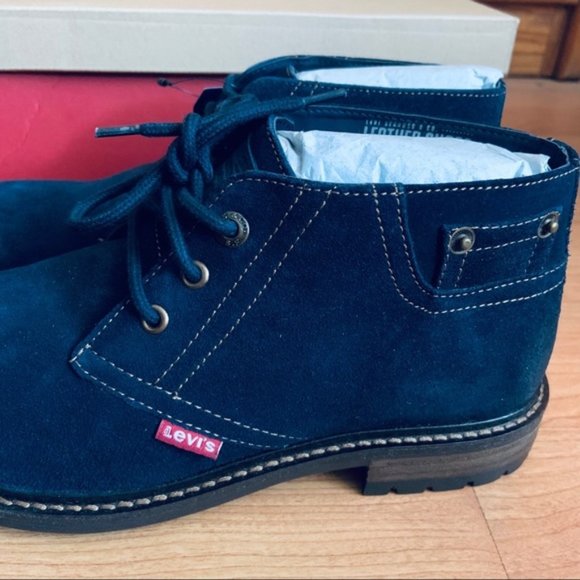 NWOT Levi’s Cambridge Suede Chukka Boot In Navy size 8